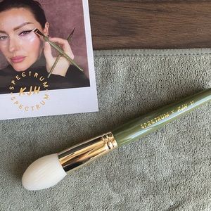 Katie Jane Hughes x Spectrum Brush 01